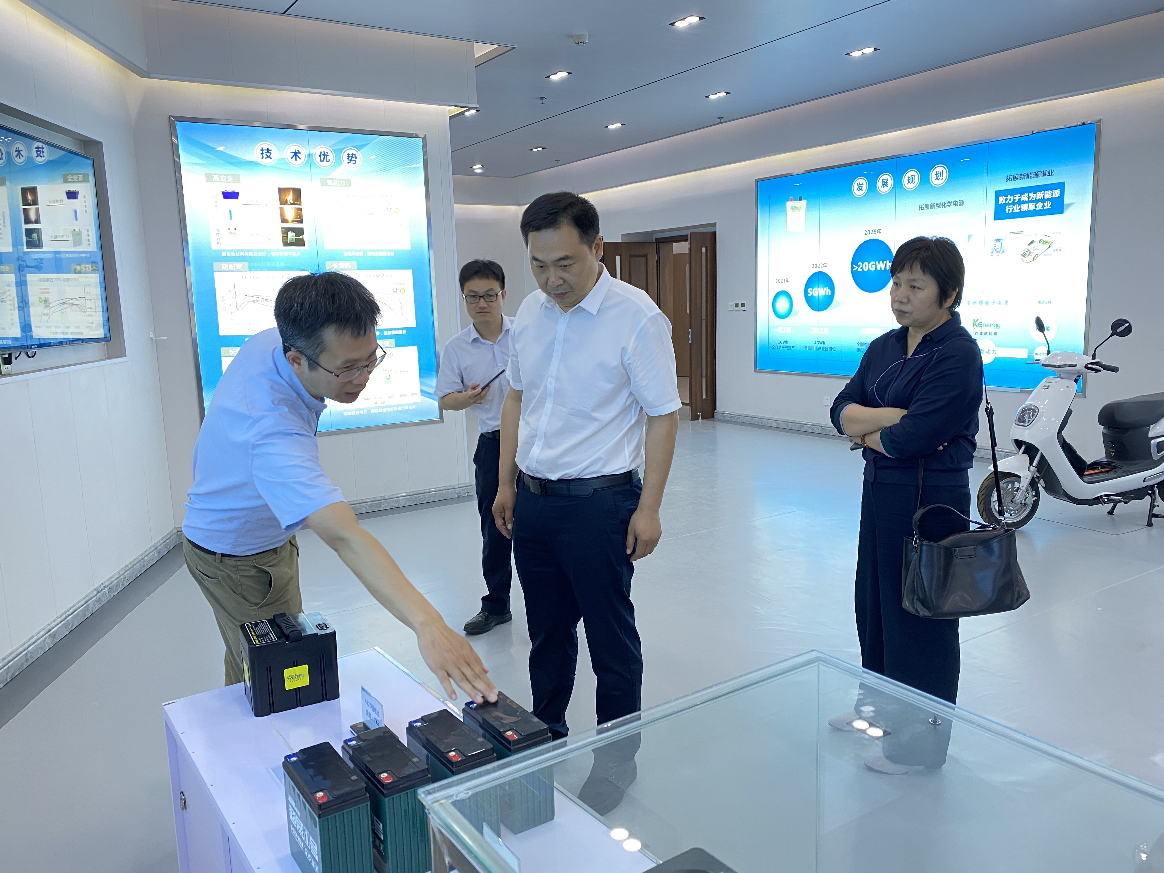 安陽市(shì)經開(kāi)集團董事(shì)長(cháng)齊方一(yī)行(xíng)莅臨克能(néng)指導（2021年(nián)6月(yuè)1日(rì)）