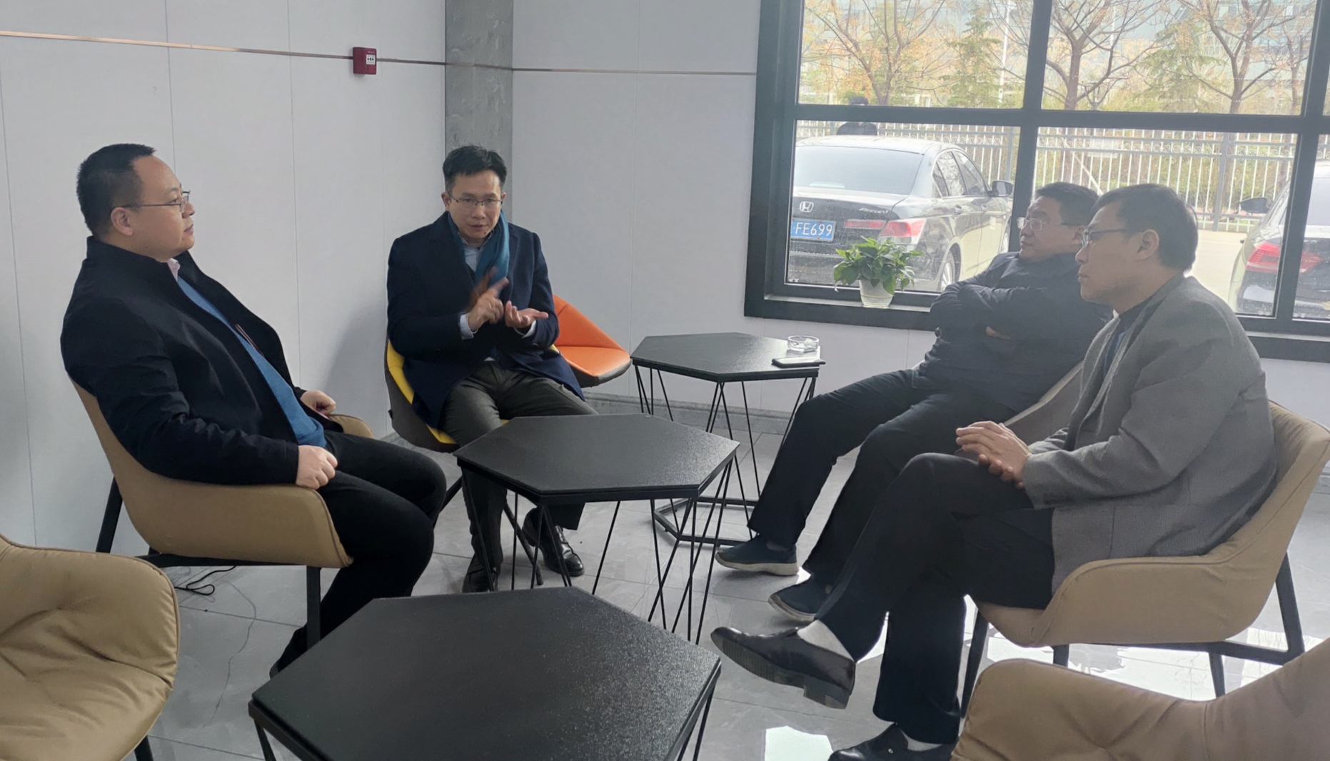 安陽縣縣長(cháng)邢振東(dōng)到(dào)克能(néng)聽(tīng)取克能(néng)锂電(diàn)二期工(gōng)程規劃思路(lù)（2021年(nián)3月(yuè)16日(rì)）